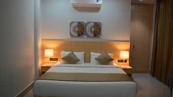 Superior King Room | 1 bedroom, in-room safe, desk, laptop workspace