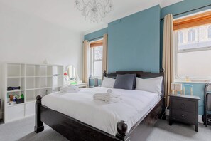 1 habitación, escritorio, tabla de planchar con plancha y wifi