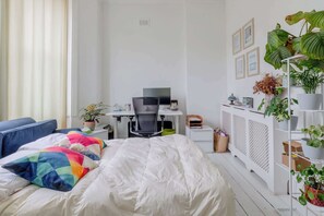 1 slaapkamer, een bureau, een strijkplank/strijkijzer, wifi