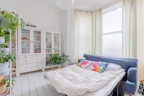 1 slaapkamer, een bureau, een strijkplank/strijkijzer, wifi