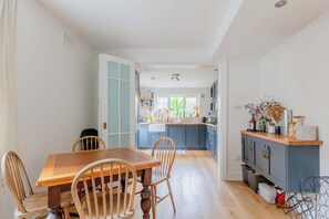 Dining - Homely 2BD Flat with Private Garden, North London (Greater London)