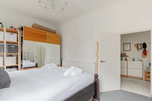 1 habitación, escritorio, tabla de planchar con plancha y wifi 