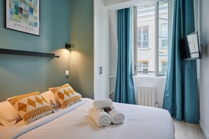 Appartement | Een laptopwerkplek, een strijkplank/strijkijzer, beddengoed