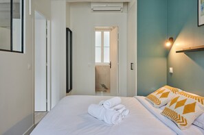 Appartement | Espace de travail pour ordinateur portable, fer et planche à repasser