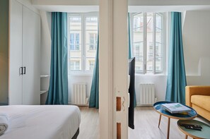 apartman | Laptophoz jól használható munkafelület, vasaló/vasalódeszka és ágynemű