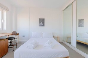 1 slaapkamer, een strijkplank/strijkijzer, wifi, beddengoed