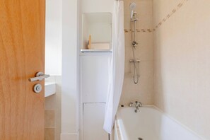 Shower, hair dryer - Fantastically Located 4BD Flat, Clerkenwell (Greater London)