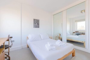 1 slaapkamer, een strijkplank/strijkijzer, wifi, beddengoed