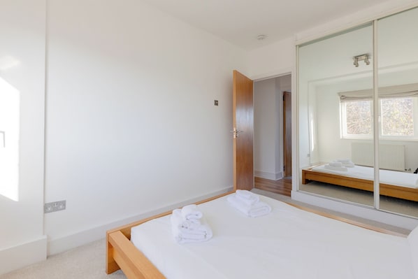 1 habitación, tabla de planchar con plancha, wifi y ropa de cama