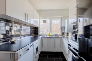 Frigorifero, microonde, forno, piano cottura