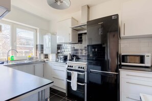 Fridge, microwave, oven, stovetop - Fantastically Located 4BD Flat, Clerkenwell (Greater London)