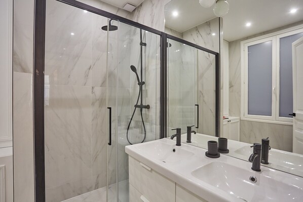 Lejlighed | Badeværelse | Hårtørrer, håndklæder