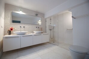 Dusche, Haartrockner, Handtücher, Seife