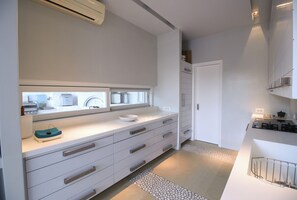 Private kitchen - The Architect's Crib is a spacious villa with a seaview, and a pool.  (Aghios Emilianos)