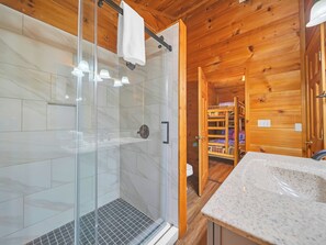Douche, serviettes fournies