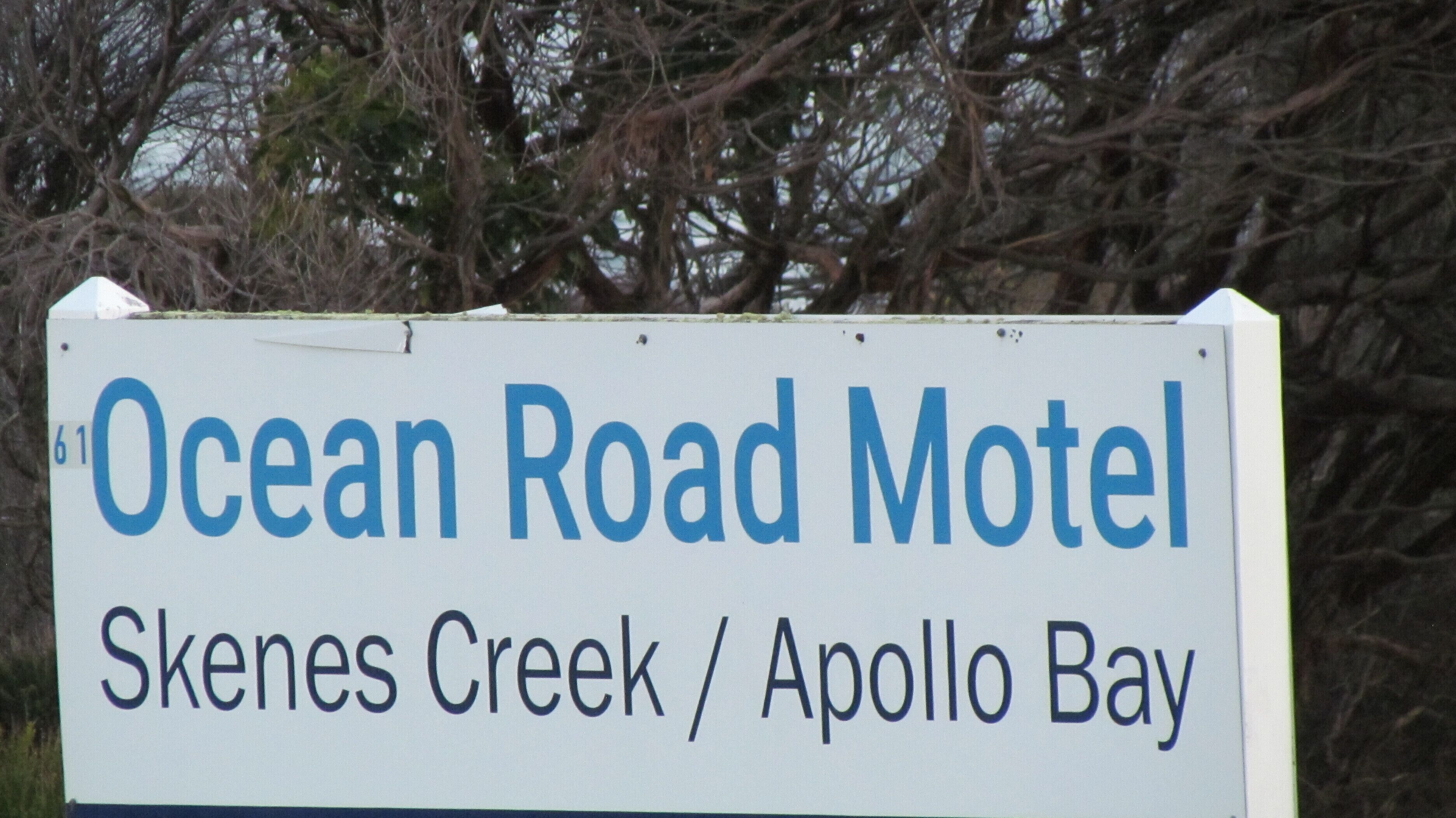 Ein Schild eines Motels mit dem Namen 'Ocean Road Motel' und dem Ort 'Skenes Creek / Apollo Bay'.