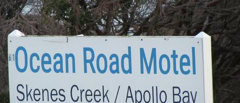 Ein Schild eines Motels mit dem Namen 'Ocean Road Motel' und dem Ort 'Skenes Creek / Apollo Bay'.