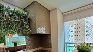 Una cocina moderna con salpicadero de diseño chevron, horno empotrado y ventana con vistas a una zona residencial.