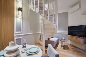 Smart TV, offices - Sublim 1BDR AC Arc de Triomphe Champs Elysees by Studio Prestige (Paris)