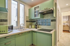 Réfrigérateur, four à micro-ondes, surface de cuisson, cafetière-théière