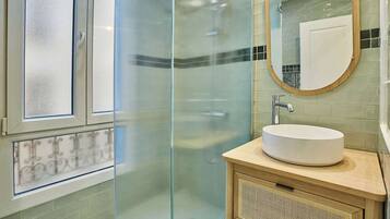 Een douche, een haardroger, handdoeken, shampoo
