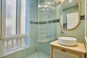 Douche, séchoir à cheveux, serviettes fournies