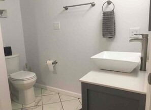 Hair dryer, towels, soap, shampoo - Beautiful studio in historic downtown Maysville (Maysville)