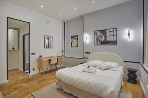 Departamento | Espacio para trabajar con laptop y tabla de planchar con plancha 