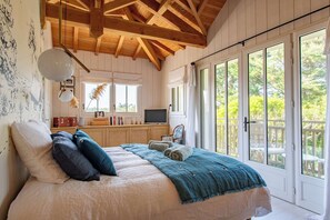 5 bedrooms, iron/ironing board, WiFi, bed sheets