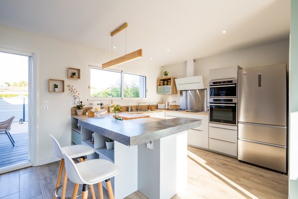 Réfrigérateur, micro-ondes, four, lave-vaisselle