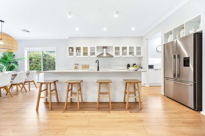 Tea Tree Retreat - stylish five bedroom beach house only 300m from the beach!