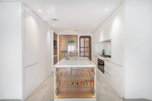 Frigorífic, microones, forn i placa de cuina 