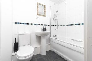 Dusj, hårføner, håndklær og såpe