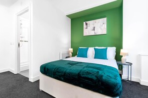 2 bedrooms, iron/ironing board, travel cot, free WiFi - LUX SEA BLUE-BIRMINGHAM CENTRAL APARTMENT  (Birmingham)