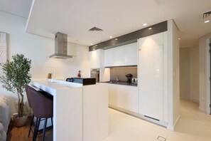 Frigorifero, microonde, forno, piano cottura
