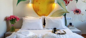 Tabla de planchar con plancha, wifi gratis y ropa de cama 