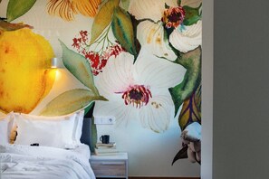 Tabla de planchar con plancha, wifi gratis y ropa de cama 