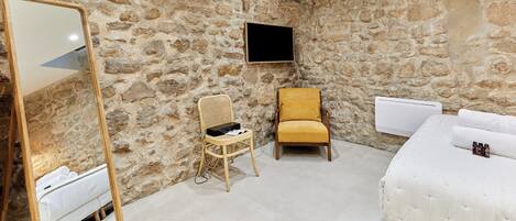 Appartement | Espace de travail pour ordinateurs portables, fer et planche Ă repasser