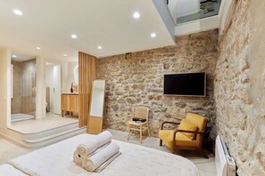 Apartamento | Espacio para trabajar con un portátil y tabla de planchar con plancha