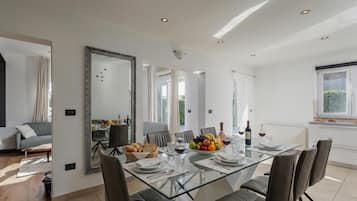Family House, 3 Bedrooms, Microwave (Pool House Kristina) | Dining