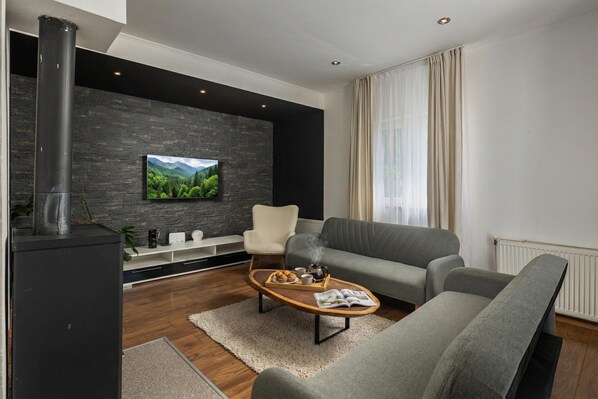 Casa familiar, varias habitaciones (Pool House Kristina) | Área de sala de estar | Televisión de pantalla plana 
