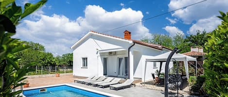 Perhetalo, useita makuuhuoneita (Pool House Kristina) | Uima-allas | Kauden mukainen ulkouima-allas
