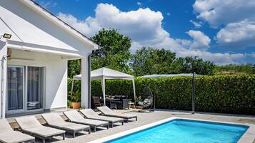 Hồ bơi ngoài trời phục vụ theo mùa