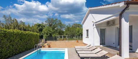 Maison familiale, plusieurs chambres (Pool House Kristina) | Piscine | Piscine extérieure en saison
