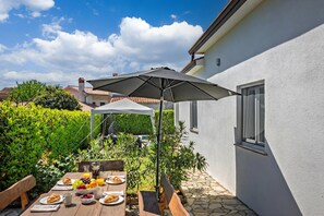Familiehus - flere soveværelser (Pool House Kristina) | Udendørs spisemuligheder