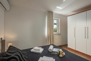 Familiehus - flere soveværelser (Pool House Kristina) | 3 soveværelser, strygejern/strygebræt, gratis Wi-Fi, sengetøj