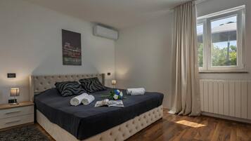 Rumah Keluarga, beberapa kamar (Pool House Kristina) | 3 kamar tidur, setrika/meja setrika, Wi-Fi gratis, dan seprai linen