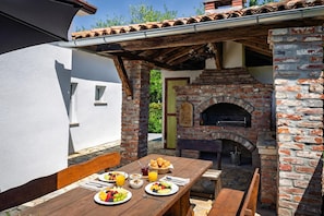 Casa familiar, 3 habitaciones, microondas (Pool House Kristina) | Restaurante al aire libre