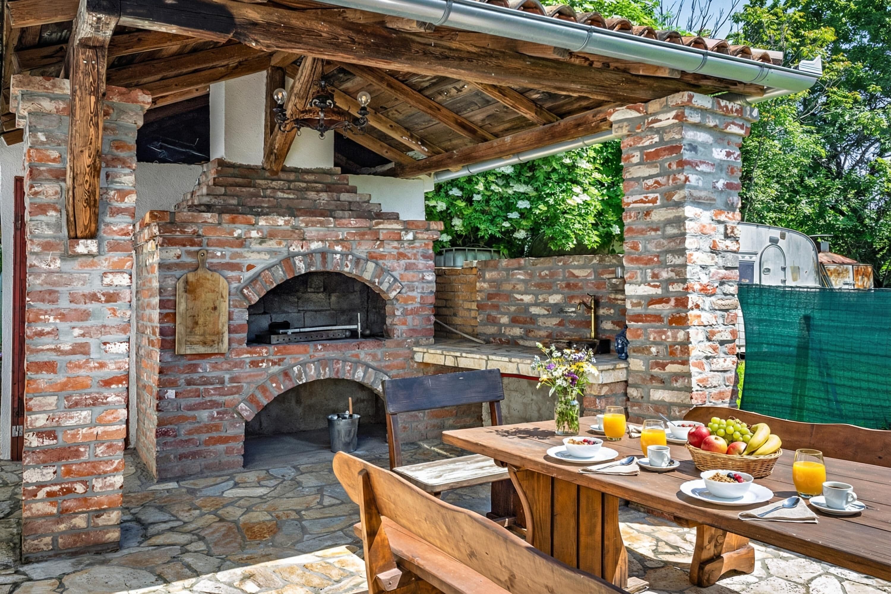 Familienhaus, 3 Schlafzimmer, Mikrowelle (Pool House Kristina) | Speisen im Freien