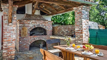 Family House, 3 Bedrooms, Microwave (Pool House Kristina) | Outdoor dining